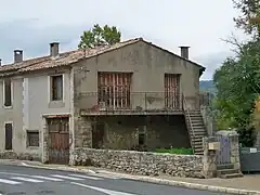 Maison à pontin à l'entrée de Céreste, sa construction date du milieu du XXe&nbsp;siècle.