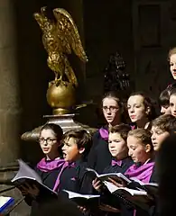 Maîtrise lors de la Nuit des cathédrales de 2014. Près d'eux, l'aigle (le lutrin) derrière les ailes duquel quelques-uns des chantres se rassemblaient.