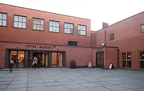 Entrée au musée d'art de Malmö et au restaurant Wega depuis la cour.