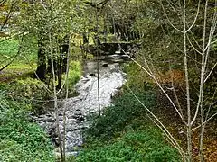 À côté de la mairie de Saint-Laurent-sur-Manoire.