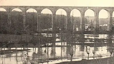 Le viaduc surplombant le cours d'eau de La Manse à la fin du XIXe ou début du XXe&nbsp;siècle.