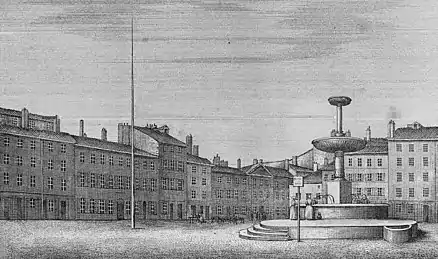 gravure montrant des bâtiments alignés sur une place avec une fontaine au centre.