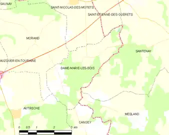 Carte en couleurs montrant les limites d'une commune et de celles qui l'entourent.