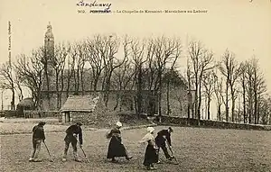 Maraîchers au travail près de la chapelle de Kersaint au début du XXe&nbsp;siècle (carte postale Villard).