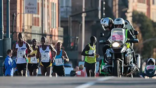 Groupe élite sur le pont neuf.
