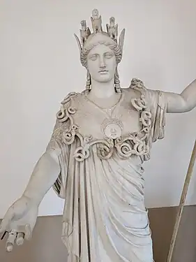 Athéna de type Albani, statue de la déesse à l'égide, sous la forme d'une cuirasse bordée de serpents avec le masque de Gorgone. Musée archéologique national de Naples.