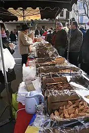 Marché provençal de la Saint-Valentin à Roquemaure.