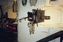 Un jumelage de mitrailleuses à côté de son créneau (Casemate no&nbsp;35/3).