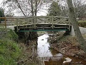 Le pont vu depuis la rivière Abrilongo.