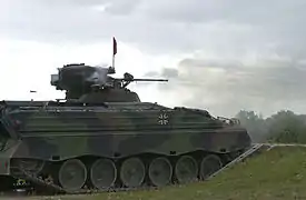 Tir du canon mitrailleur de 20&nbsp;mm d'un Marder 1A3 en 2004.
