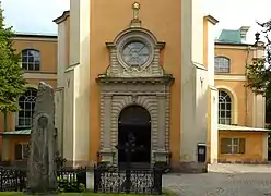 Le portail ouest, dessiné par Nicodème Tessin le Jeune, a été épargné par l'incendie de 1759.