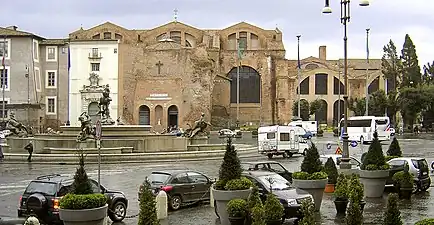 La fontaine et la façade de la basilique, en 2005.