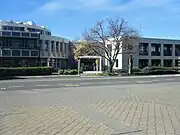 Bâtiment public situé le long d'une route.