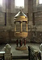 Les fonts baptismaux.