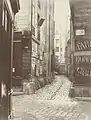 Charles Marville : Rue des Bourdonnais; l'impasse du même nom entre les nos&nbsp;37 et 39, prise de la rue de la Limace, vers 1860.