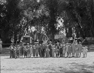 Camp de Marysville (Californie) pour migrants. Le jeu supervisé pour les enfants fait partie du programme de protection de l'enfance du camp de la RA. Septembre 1935.