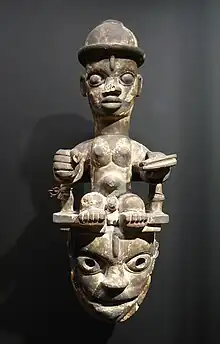 Masque en bois du XXe&nbsp;siècle.