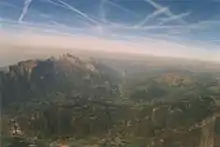 Thônes se trouve au croisement de vallées (vue depuis l'est).