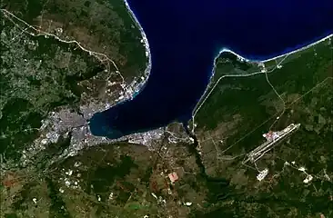 Vue satellite : baie de Matanzas&nbsp;(es), ville et aéroport