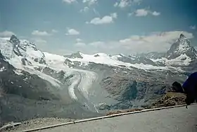 Vue des deux langues du glacier du Théodule entre le Cervin à droite et le Breithorn à gauche depuis le terminus du chemin de fer du Gornergrat au  nord-est.