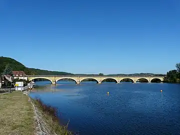 Le pont ferroviaire de Mauzac sur la retenue du barrage.