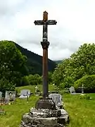 La croix principale du cimetière.