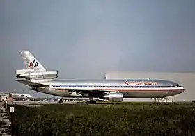 N110AA, le DC-10 impliqué, à l'aéroport international O'Hare de Chicago en 1974, cinq ans avant l'accident.