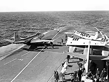 Un McDonnell F2H-3 Banshee sur le point d'être catapulté par la catapulte à vapeur du Hmcs Bonaventure