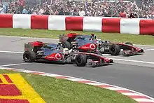 Photo des McLaren MP4-25 de Button et Hamilton