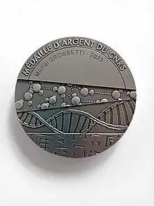 Photo d'une médaille argentée au nom de Michel Grossetti