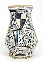 Cruche médiévale avec les armoiries de la famille Manfredi, Faenza, dernier quart du XIVe&nbsp;siècle.