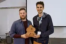 Tom Dabrowski (à gauche) et Guillaume Sanchez (à droite), lauréats du Meeple-Pis d'Or (prix du public) lors de la sixième édition du Brussels Games Festival pour leur prototype "The Last Scavenger"