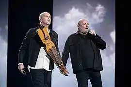 Nordman interprétant Släpp Alla Sorger.