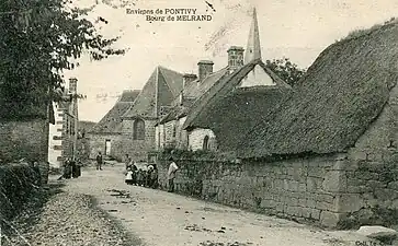 Une rue du bourg de Melrand au début du XXe&nbsp;siècle (carte postale Le Cunff).