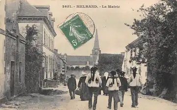 Melrand, la rue de la Mairie au début du XXe&nbsp;siècle (carte postale E. Hamonic)