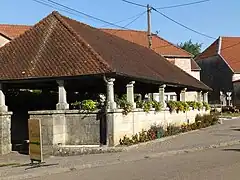 La fontaine-lavoir.