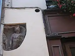 Bas-relief figurant Mercure, à gauche du no&nbsp;10.