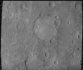 Photographie en noir et blanc du large cratère Schubert.