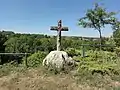 Croix de chemin surplombant le paysage.
