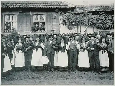 groupe d'hommes et femmes