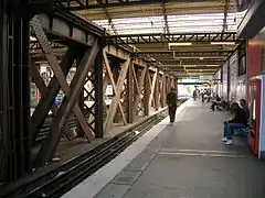 Viaduc de la ligne 5, en travers de la gare SNCF.
