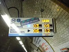 Ligne 13, 16 h 28Direction Saint-Denis (flèche bleue - prochain train) :- 1er&nbsp;train dans 3 minutes- 2e&nbsp;train dans 9 minutesDirection Asnières - Gennevilliers (flèche jaune) - (éteinte) :- 1er&nbsp;train dans 6 minutes- 2e&nbsp;train dans 12 minutes. Variante des lignes 7 et 13 sur leurs tronc commun.