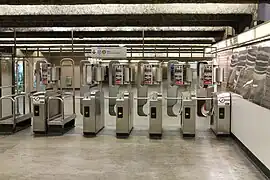 Portillon « tourniquet » historique présent sur la quasi-intégralité du réseau.