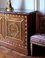 Commode Empire aux tiroirs masqués par deux vantaux, l'apparentant à un buffet.
