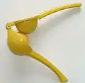 6 - Presse-citron en plastique à pince