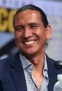 Michael Greyeyes interprète Qaletaqa Walker.