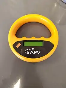 Un anneau avec une poignée, comportant un écran digital et un bouton on/off.