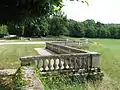 Terrasse avec Balustrade en pierres taillées dans le parc du Chateau.