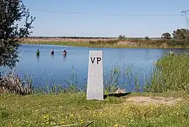 Borne de draille et pêcheurs à Arrocampo