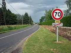 70&nbsp;km/h sur un panneau EB20 de sortie d'agglomération, Molles, Allier.